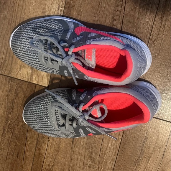 NIKE REVOLUTION 4  shoes for girls, NEW & AUTHENTIC, US size (YOUTH) 4 - Picture 3 of 6